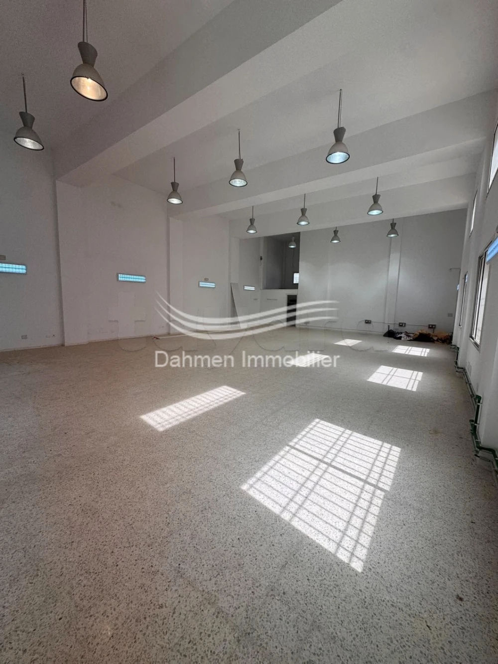 Dahmen immobilier met pour la lOCATION ANNUELLE UN SHOWROOM à Sidi Abdelhamid, photo 3