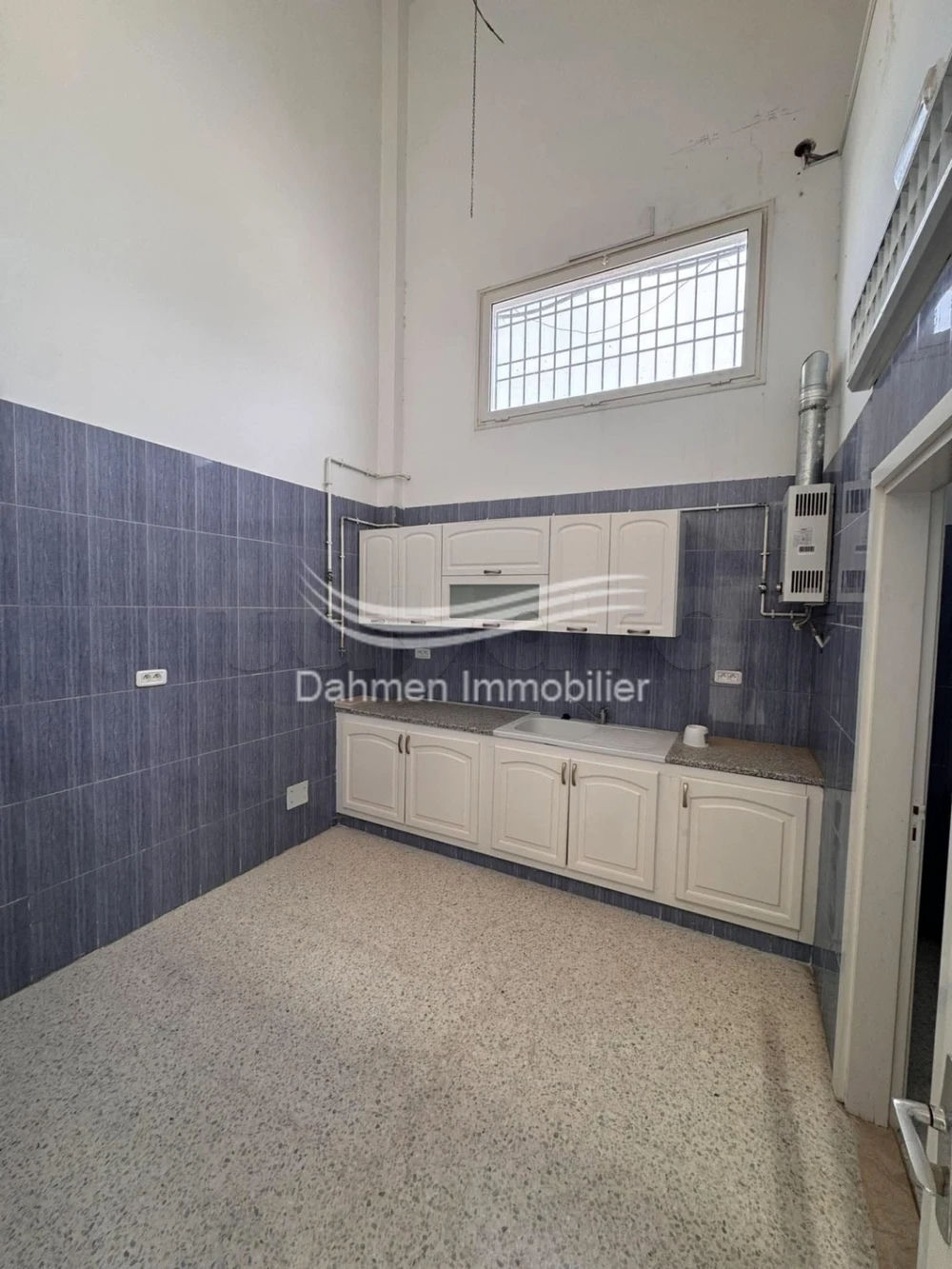 Dahmen immobilier met pour la lOCATION ANNUELLE UN SHOWROOM à Sidi Abdelhamid, photo 2