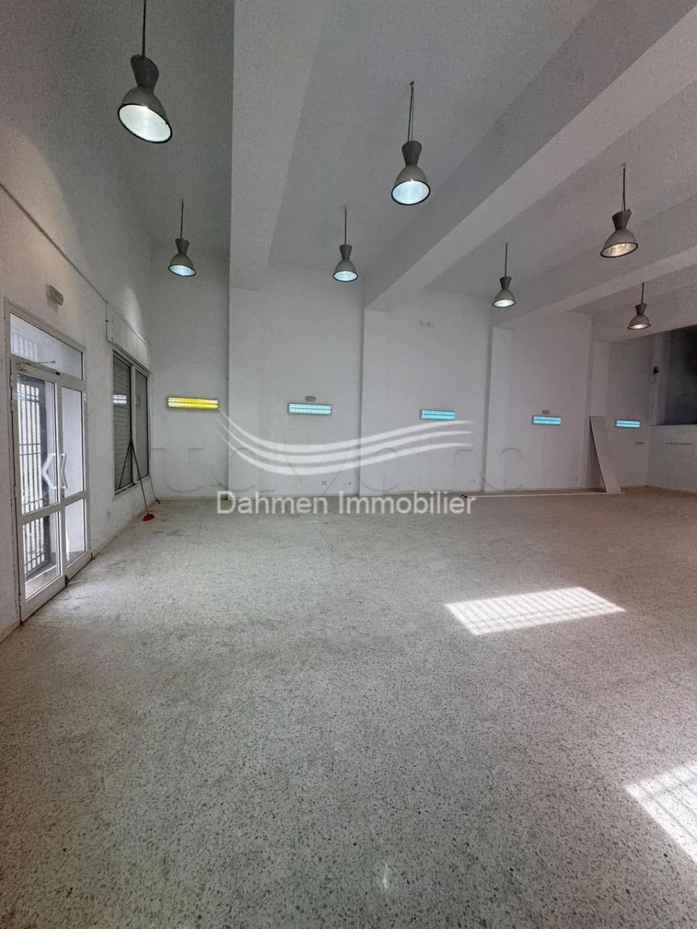 Dahmen immobilier met pour la lOCATION ANNUELLE UN SHOWROOM à Sidi Abdelhamid, photo 5