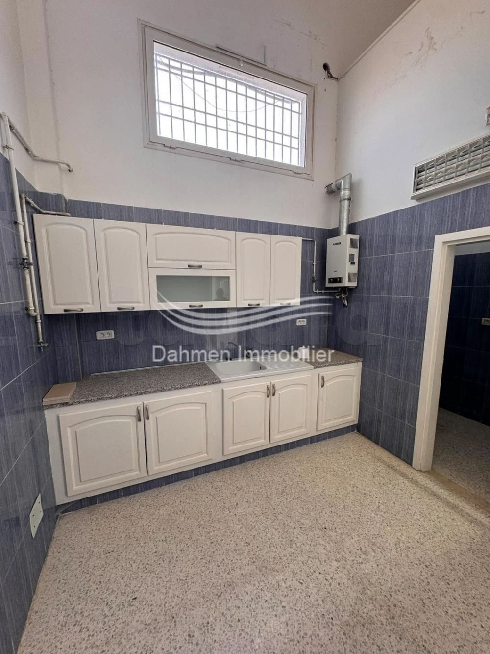 Dahmen immobilier met pour la lOCATION ANNUELLE UN SHOWROOM à Sidi Abdelhamid, photo 1