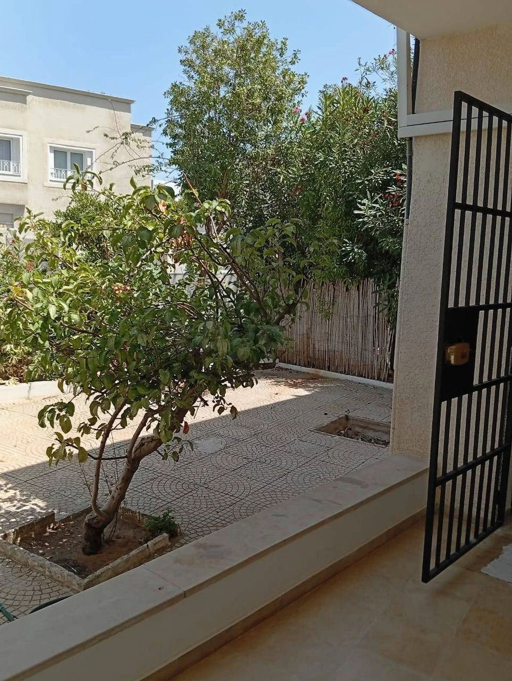 A louer une magnifique villa S+3 de style duplex entourée de deux jardins bénéficie d'un emplacement privilégié au Lac 1, photo 5