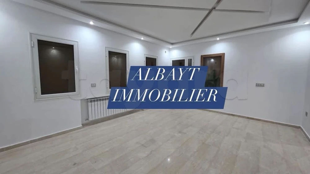 À louer Triplex en S+5 avec jardin
Chotrana 1, صورة 2